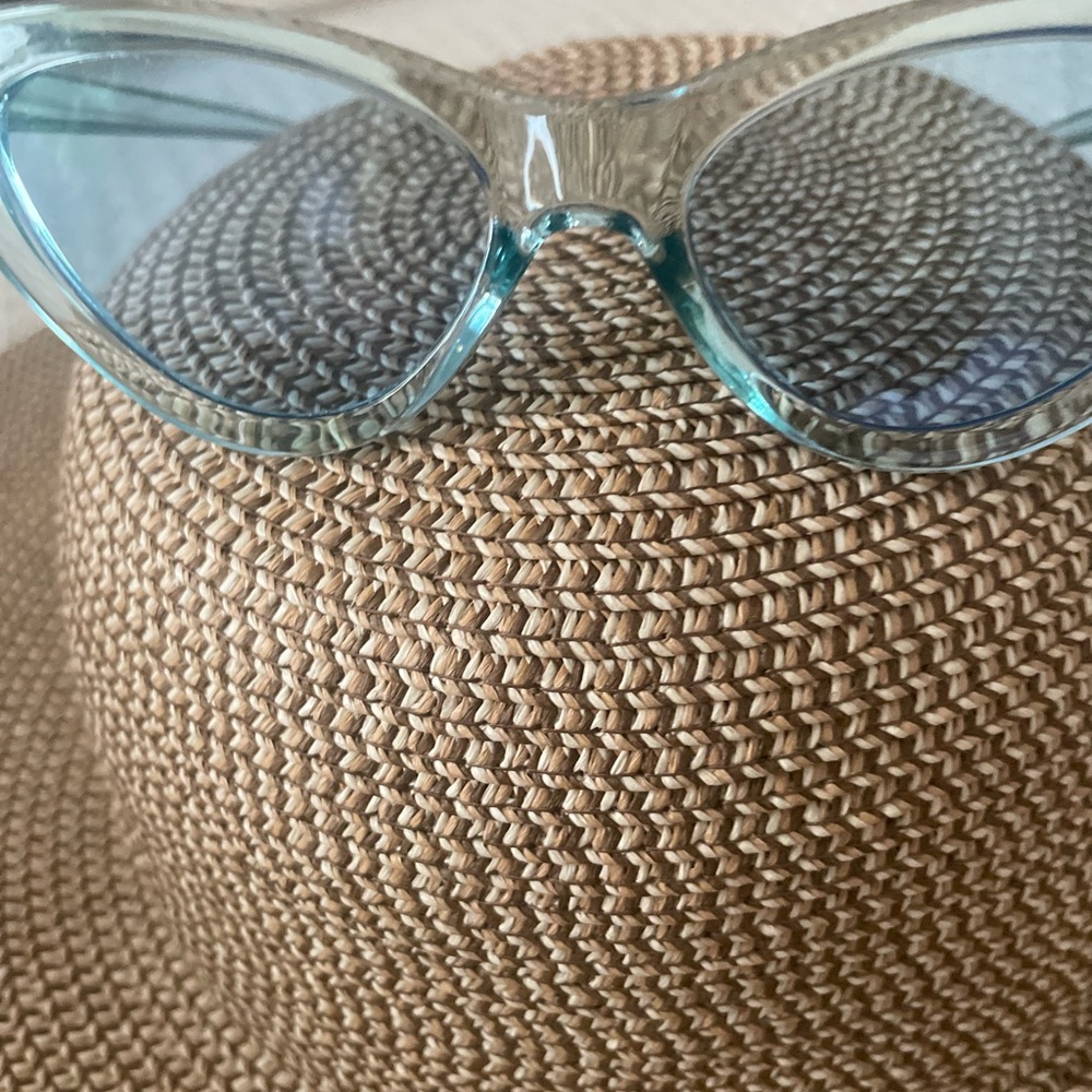 Stylish Blue-Tinted Cat Eye Glasses - Picture 2 of 7